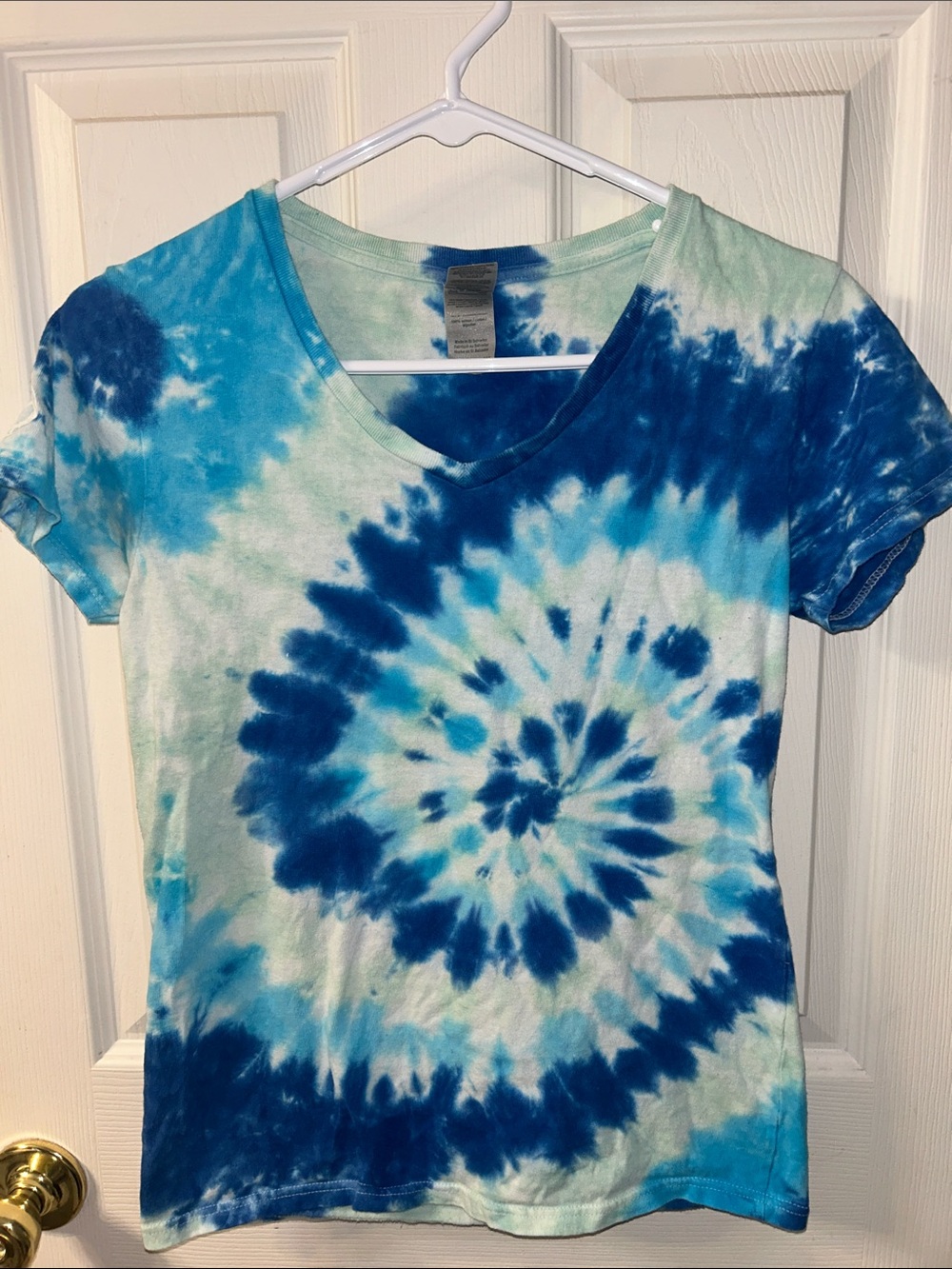 Tie-Dye V-Neck Short Sleeve Tee in Blue and Aqua